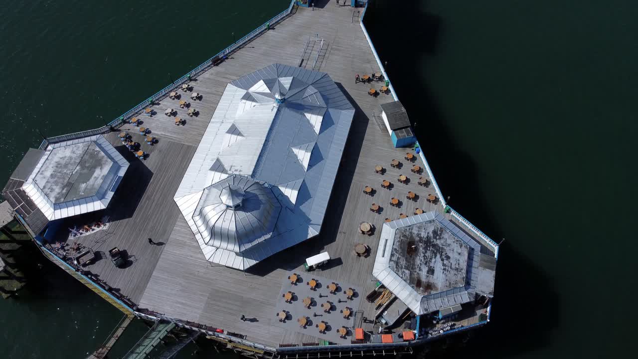 llandudno 부두 해변 리조트 랜드마크 실버 파빌리온 목조 판자 공중 새의 눈 하강 기울기 위로 보기