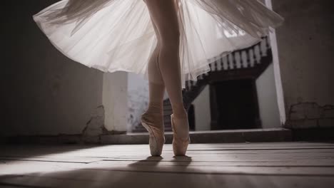 Bailarina-De-Ballet-En-Punta-Bailando-En-La-Punta-De-Los-Dedos-De-Los-Pies-Girando-En-Círculos,-Tiro-De-Cintura-Para-Abajo