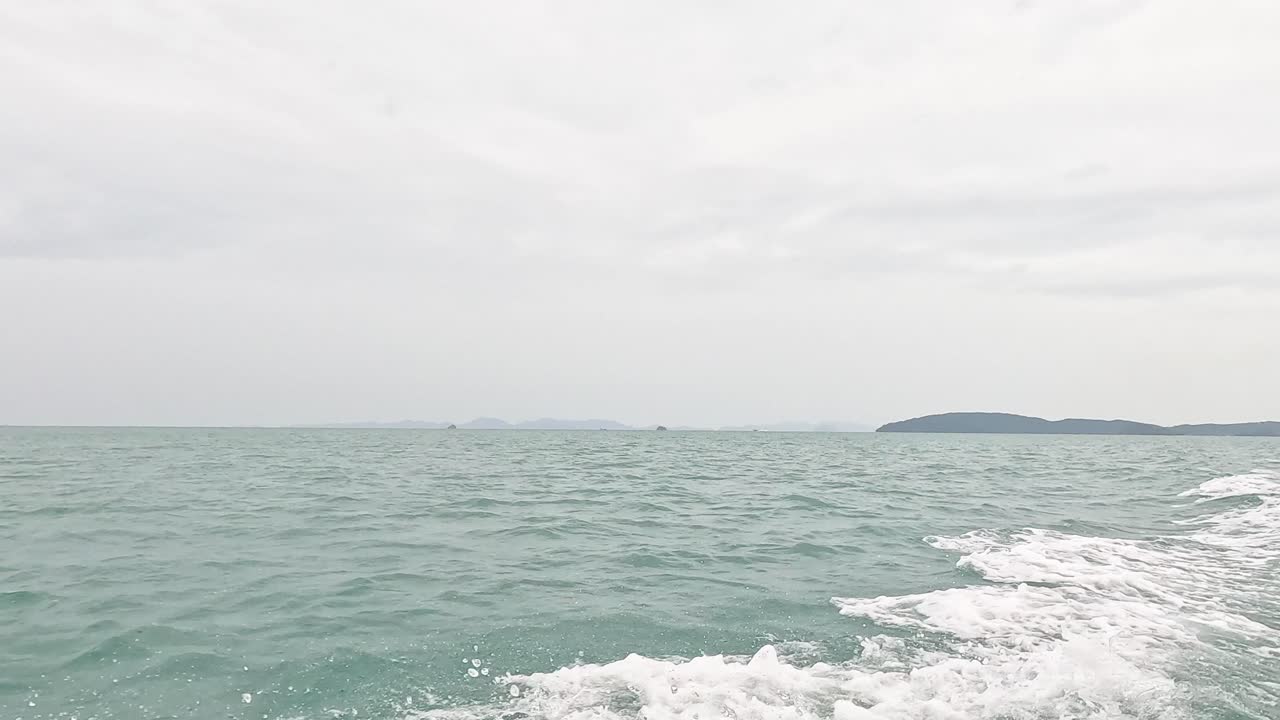 크라비 근처 의 바다 파도 를 가로질러 이동 하는 배