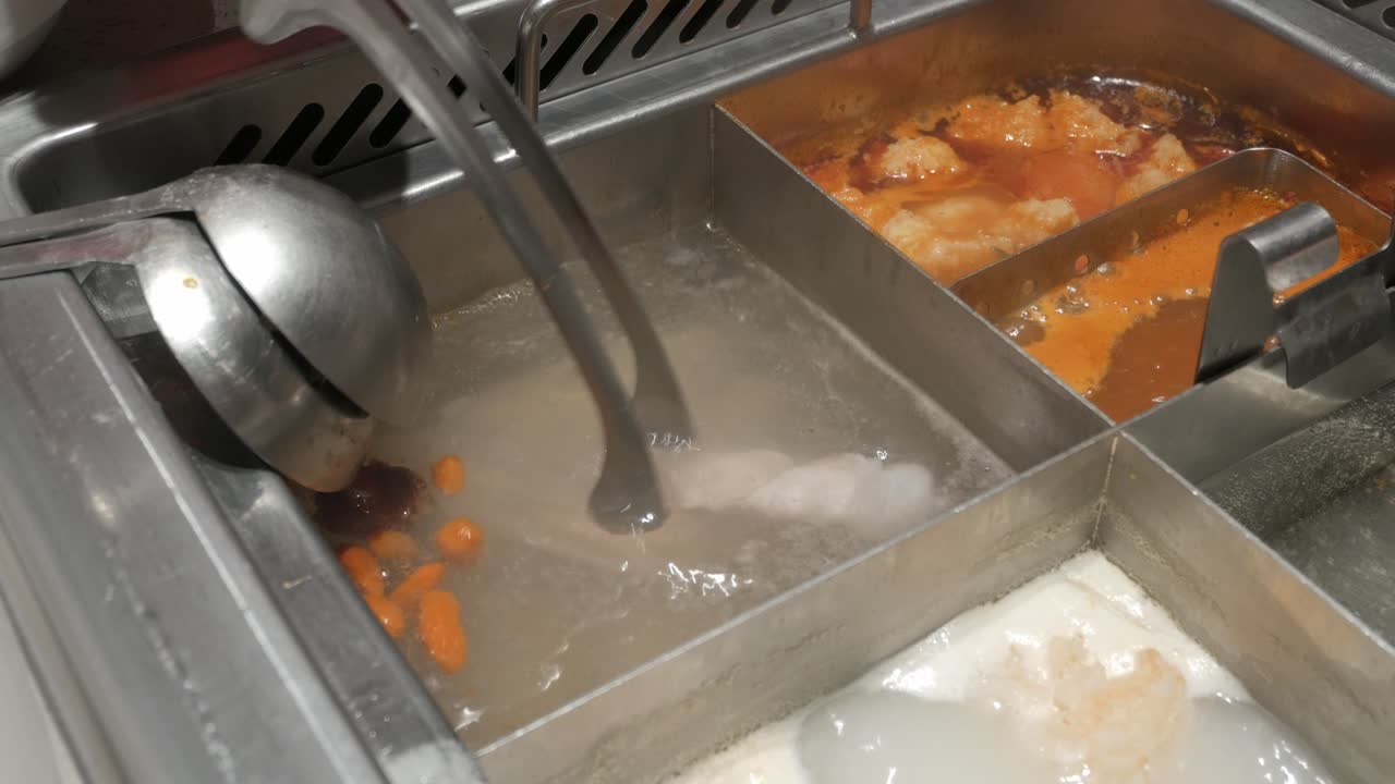 끓는 국물과 함께 사천 전골 스타일로 얇게 썬 돼지 고기 넣기