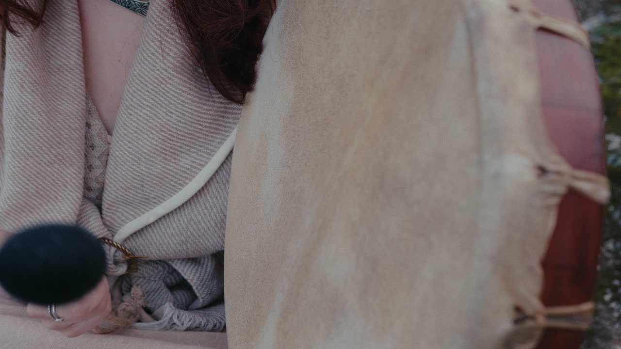 духовная женщина играет на шаманском барабане. близкий кадр, медленное движение.