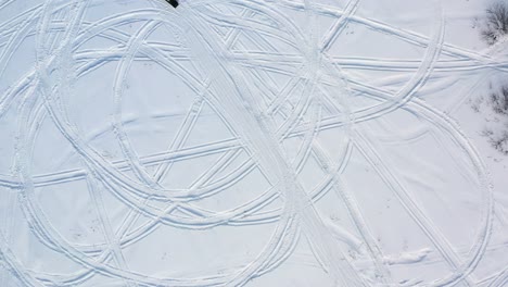 rutas de motos de nieve en la nieve