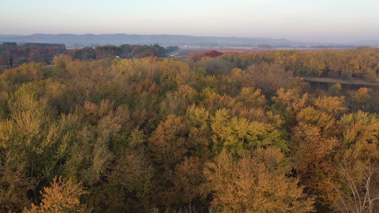 강 과 계곡 을 내려다보는 가을 잎자루