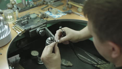 haciendo un anillo de boda de diamantes