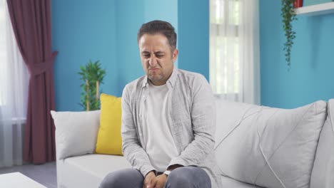 el hombre está disgustado.