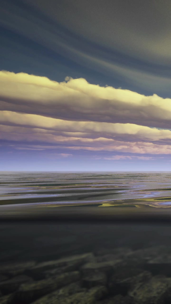 Onde che lambiscono dolcemente la riva sotto un cielo spettacolare e colorato al tramonto
