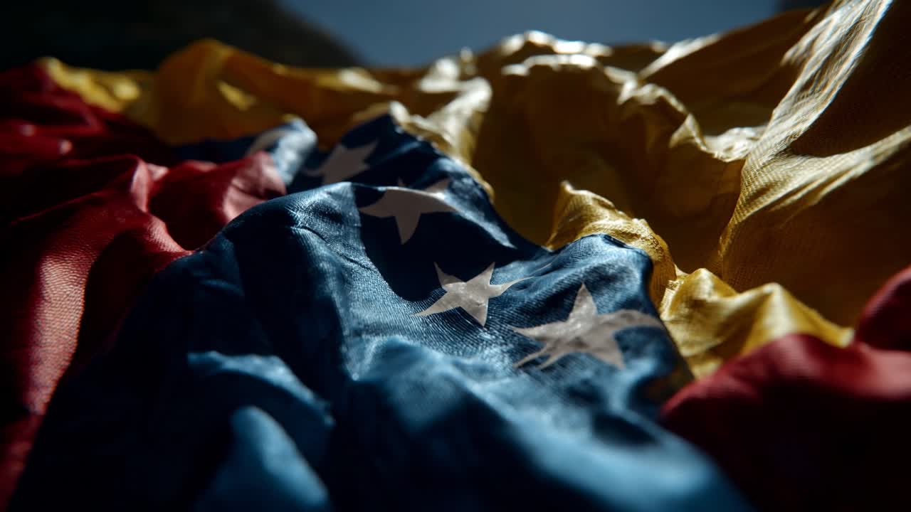 Primo piano della bandiera venezuelana con texture del tessuto ondulato, sfondo della bandiera nazionale del Venezuela