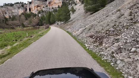 Vista-Inmersiva-En-Primera-Persona-Del-Conductor-Con-La-Parte-Delantera-De-Un-4x4-Negro-A-La-Vista,-Conduciendo-Por-Una-Estrecha-Carretera-De-Montaña