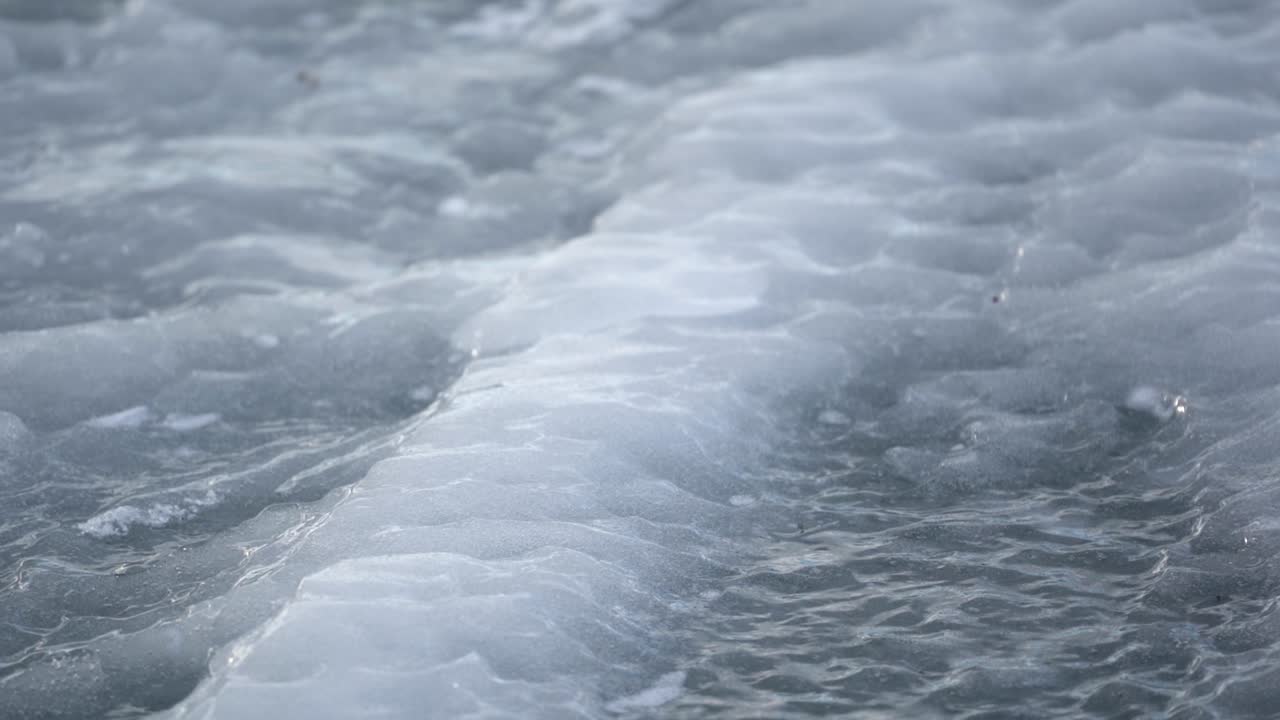 얼어붙은 호수 에 있는 얼음 의 가까운  ⁇