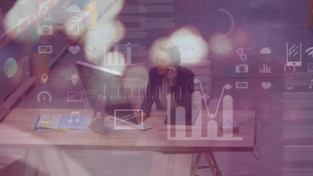 animación del procesamiento de datos sobre una mujer que trabaja con computadora en un centro de envío de almacenes