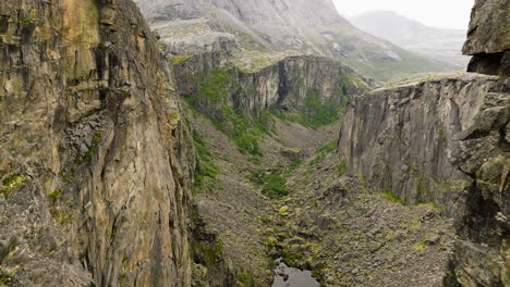 volando a través de las escarpadas paredes rocosas del cañón hellmojuvet en el norte de noruega