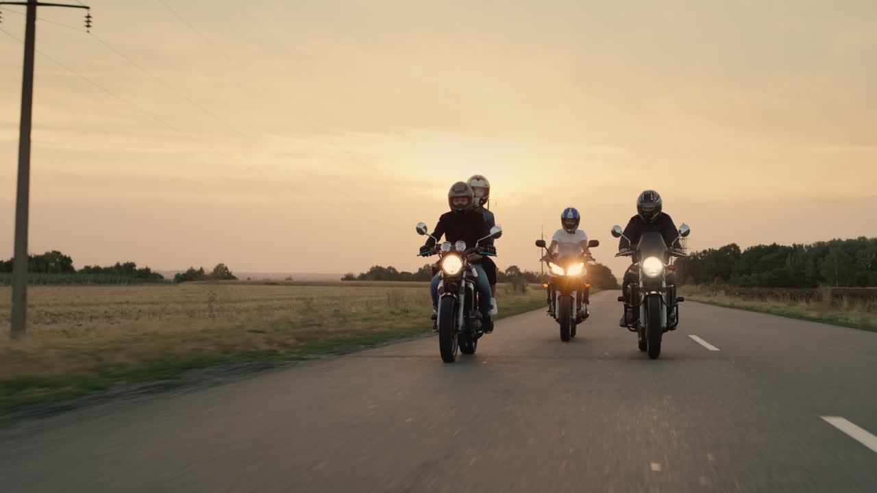 고속도로에서 자전거를 타는 사람들