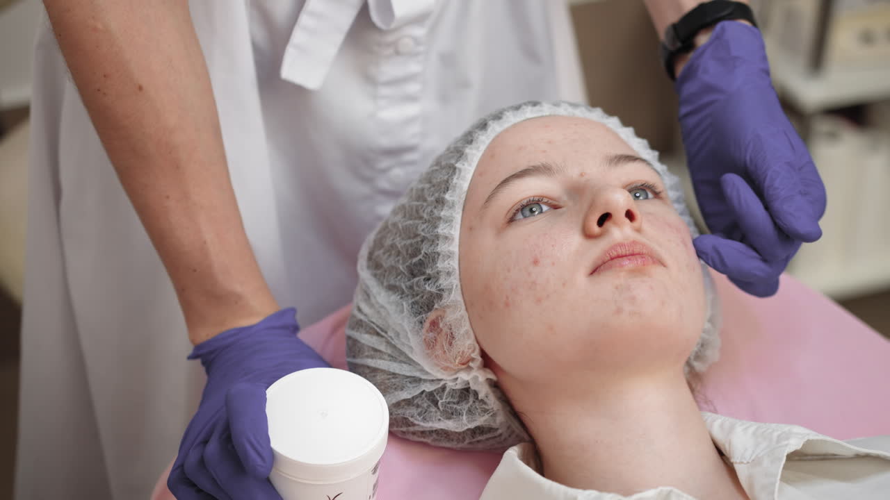 mujer recibiendo un tratamiento facial