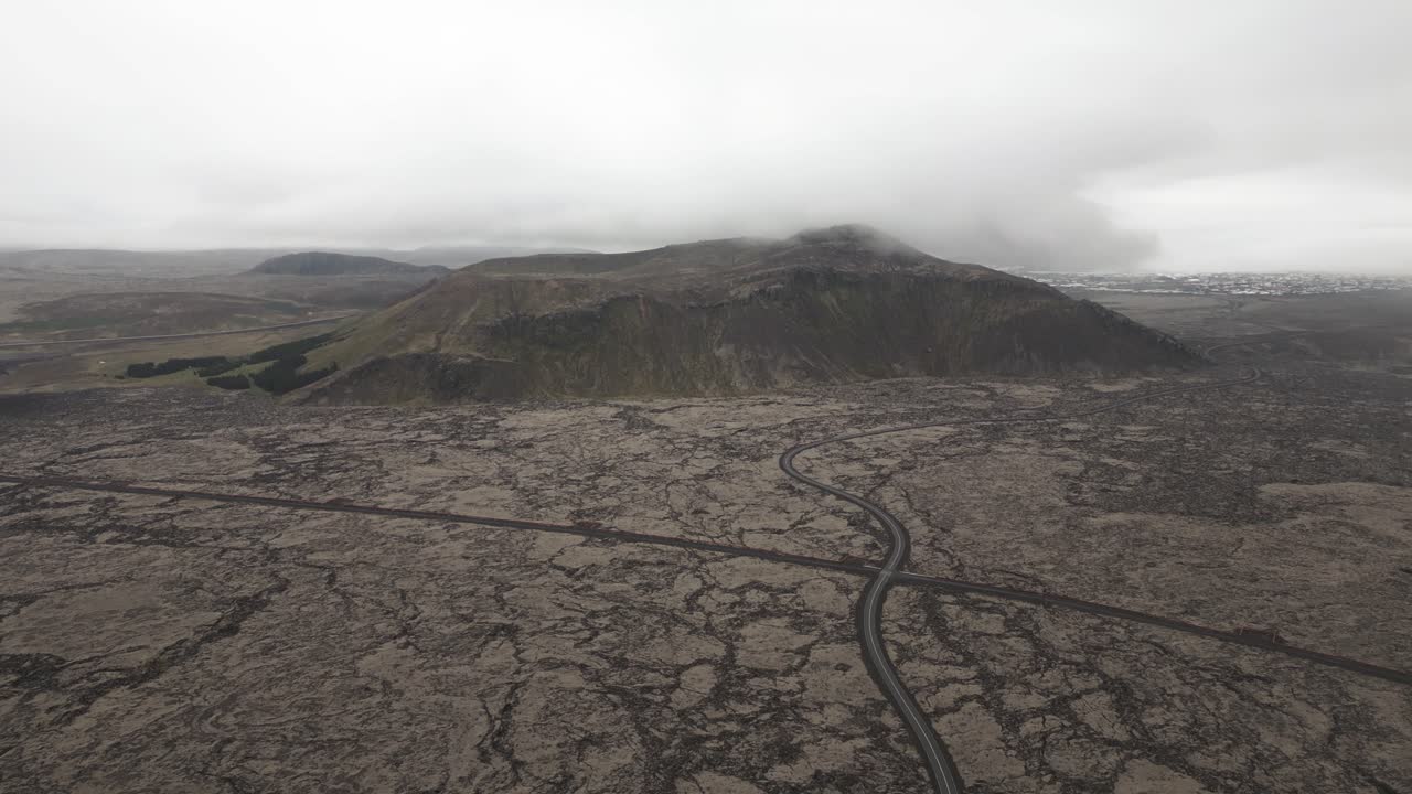 paisaje natural atmosférico con cráteres y campos de lava en la península de reykjanes, islandia