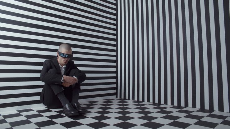 Uomo con visore VR in un ambiente astratto