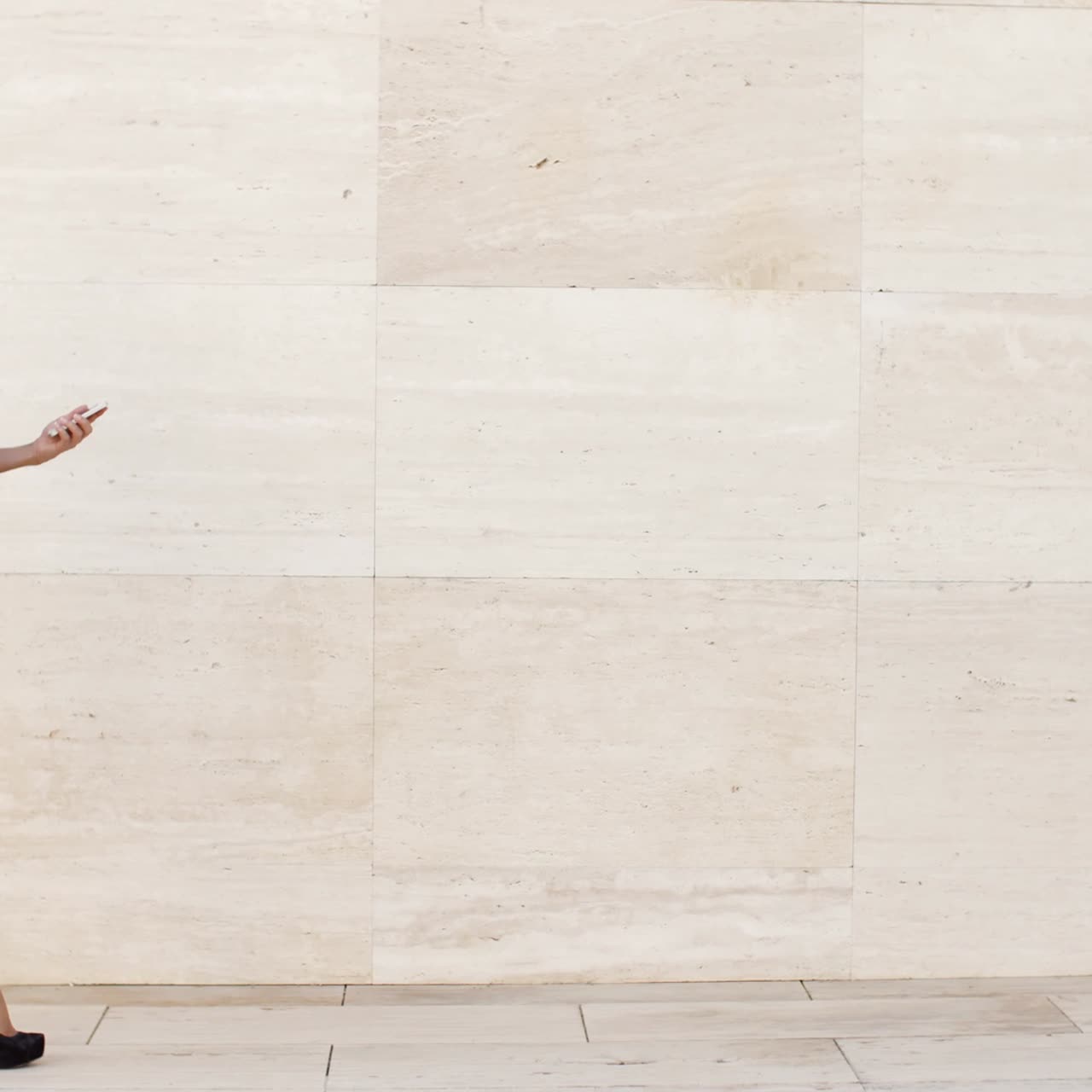 mujer caminando por una acera