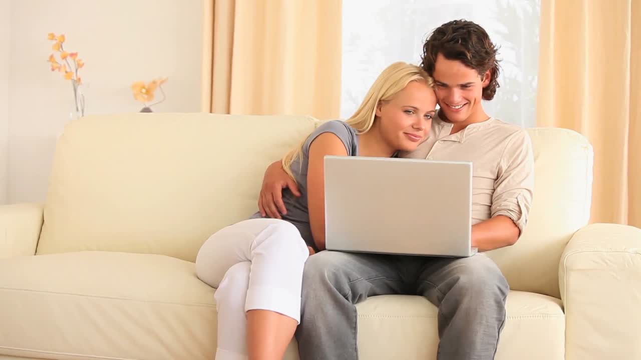 pareja joven navegando en la web juntos