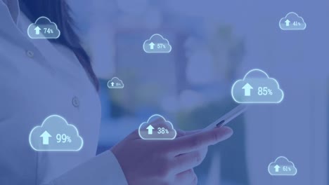 animación de iconos de nubes con números crecientes sobre mujer asiática que utiliza teléfono inteligente