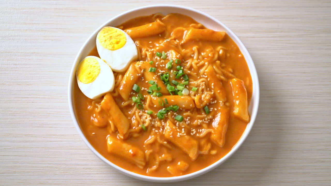 fideos instantáneos coreanos y tteokbokki en salsa picante coreana, rabokki - estilo de comida coreana
