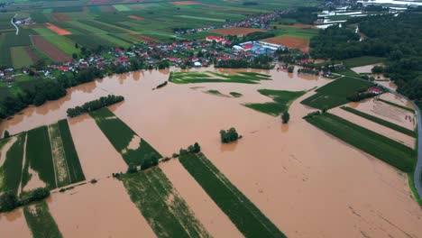 Schreckliche-4K-Drohnenaufnahmen-Aus-Der-Luft-Von-überfluteten-Dörfern-In-Podravje,-Slowenien,-Im-August