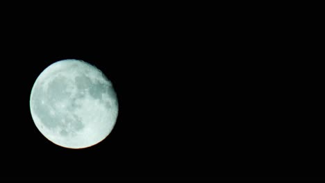 luna recorriendo el cielo nocturno