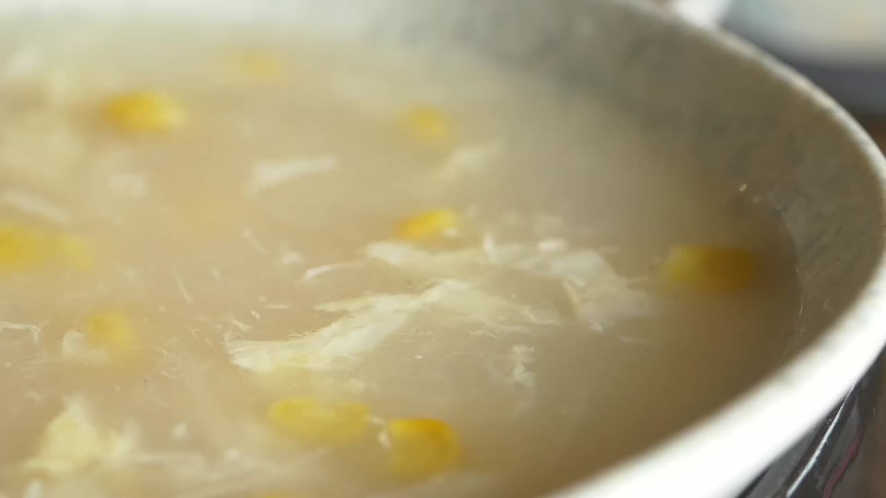 Varm majs- og æggesuppe, der simrer i en gryde