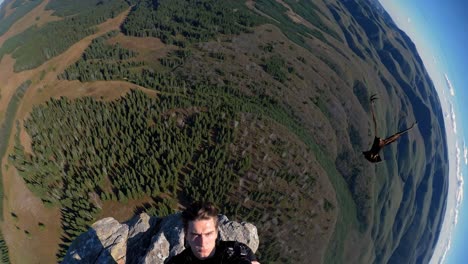 selfie en la cima de una montaña con un águila