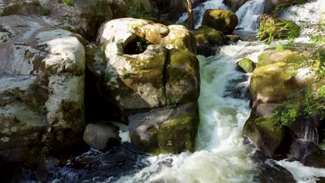 Toma-De-Drone-Ascendente-De-La-Cascada-En-El-Río-Loña-En-España