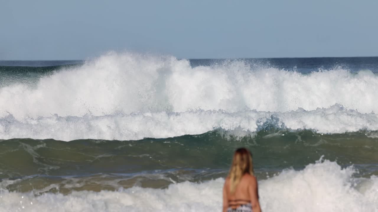 은 해변 에서 파도 를 즐기는 사람