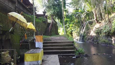 Atmosphäre-Eines-Wassertempels-In-Bali,-Indonesien-Rund-Um-Einen-Fluss,-Bäume-Und-Wald-Mit-Sonnenschirmen-Und-Einem-Hinduistischen-Schrein,-Balinesischer-Hinduismus,-Samuan-Tiga