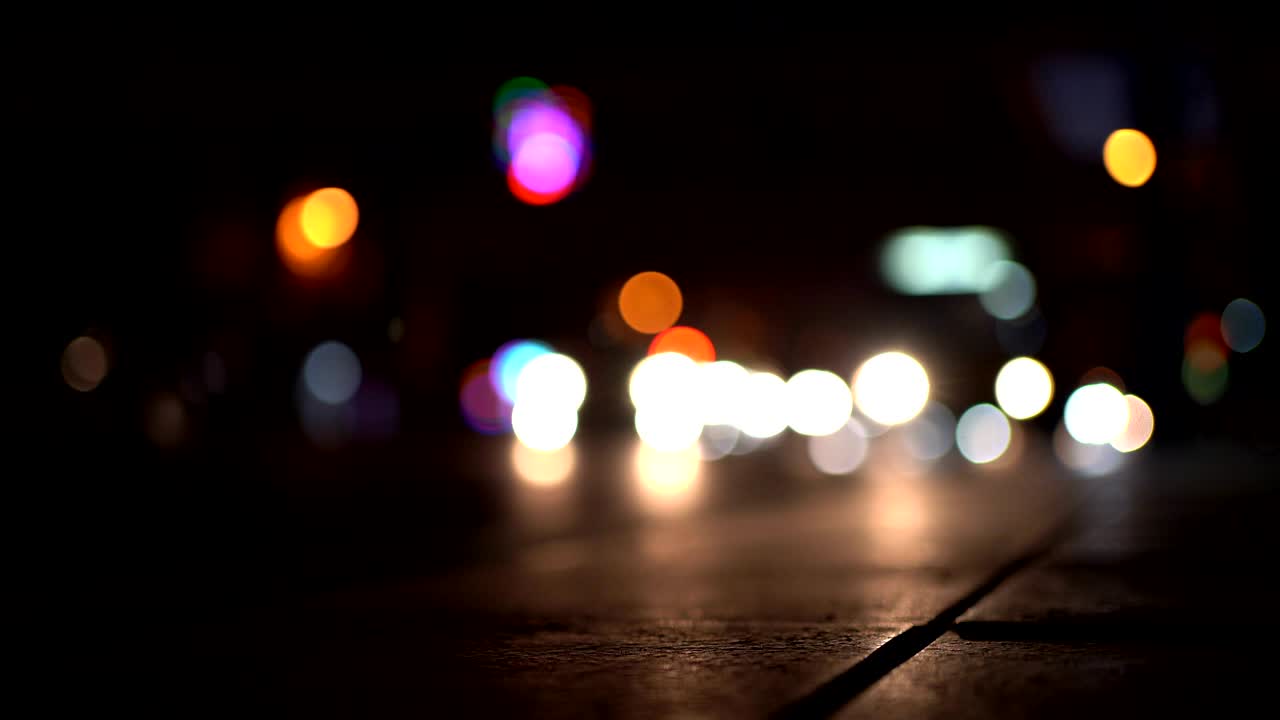 silueta borrosa de la bicicleta y las luces de los coches