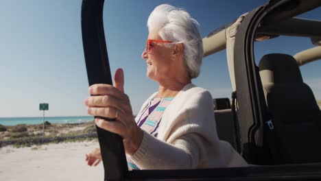 Mujer-Mayor-Con-Un-Coche-En-La-Playa