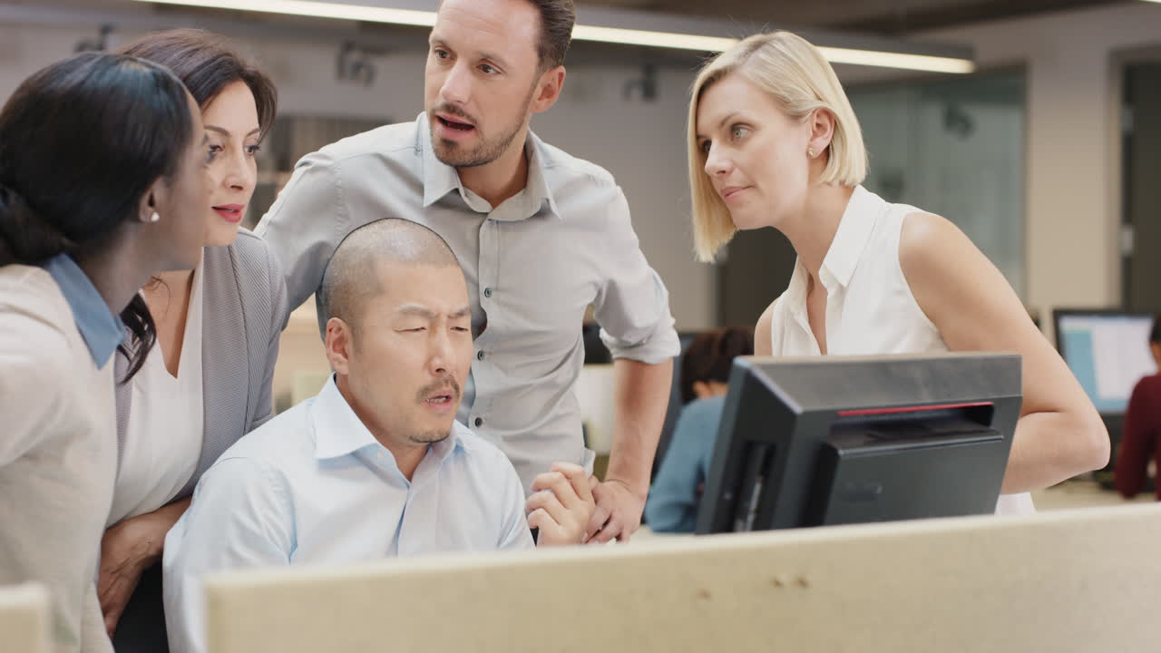 창의적인 비즈니스 팀이 현대적인 사무실에서 늦은 밤에 일하는 행복한 사람들을 만나고 다양한 성별 그룹에서 컴퓨터 터치 스크린을 사용하여 전략을 논의합니다.