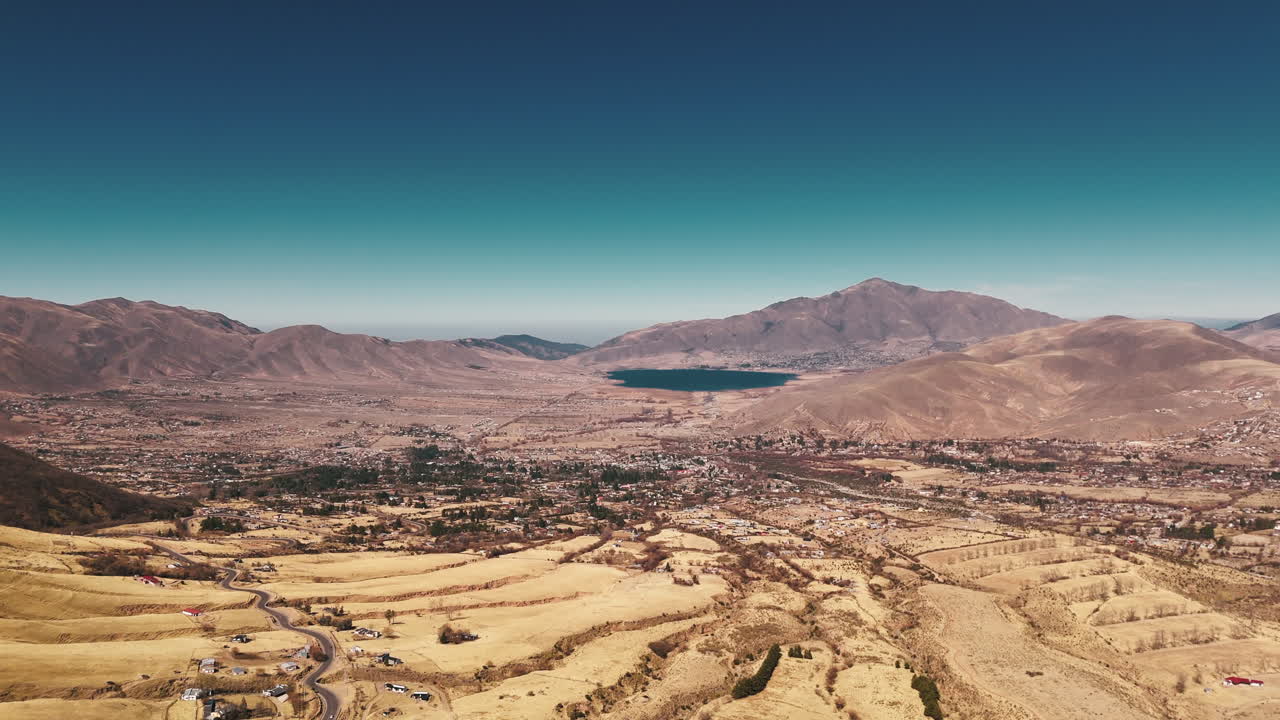 아르헨티나 투쿠만 지방의 아름다운 타피 델 레 위를 천천히 날아다니는 드론