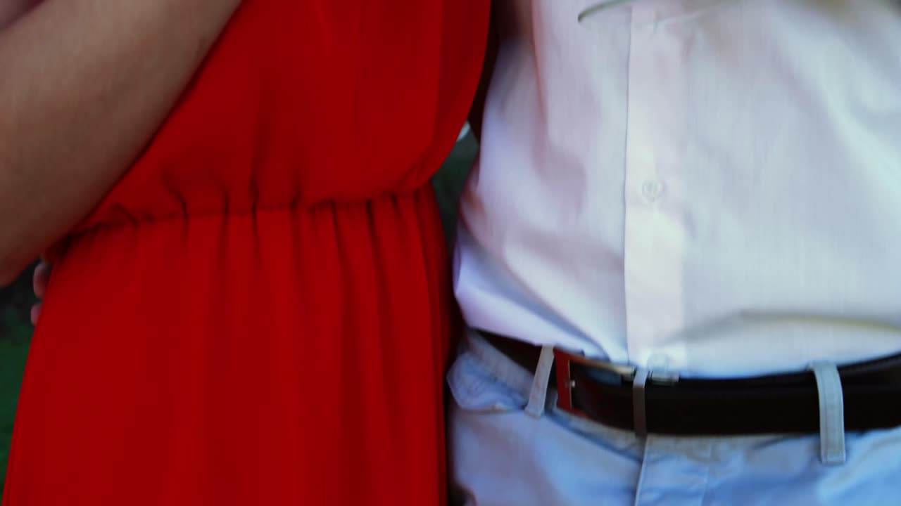 행복한 커플이 공원 4k에서 와인 글래스를  ⁇ 습니다.