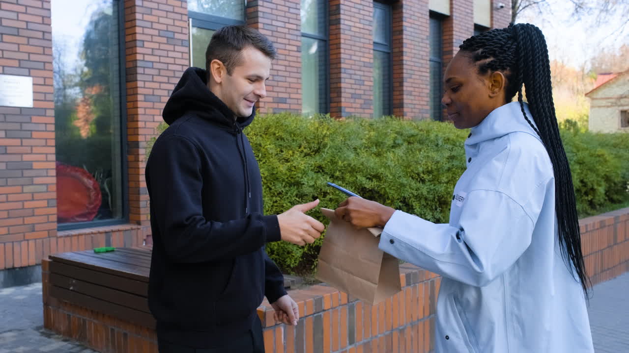 chica de reparto con una bolsa de papel y un clipboard