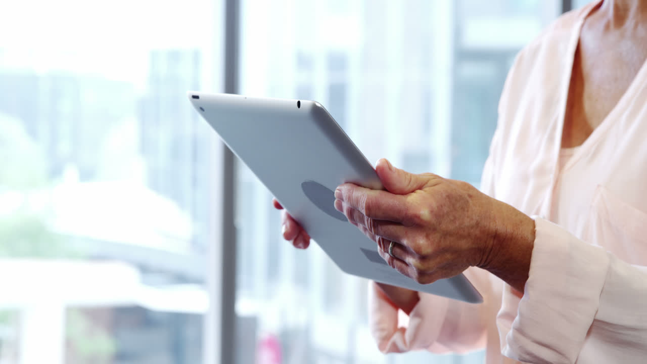 mujer ejecutiva de negocios usando una tableta digital