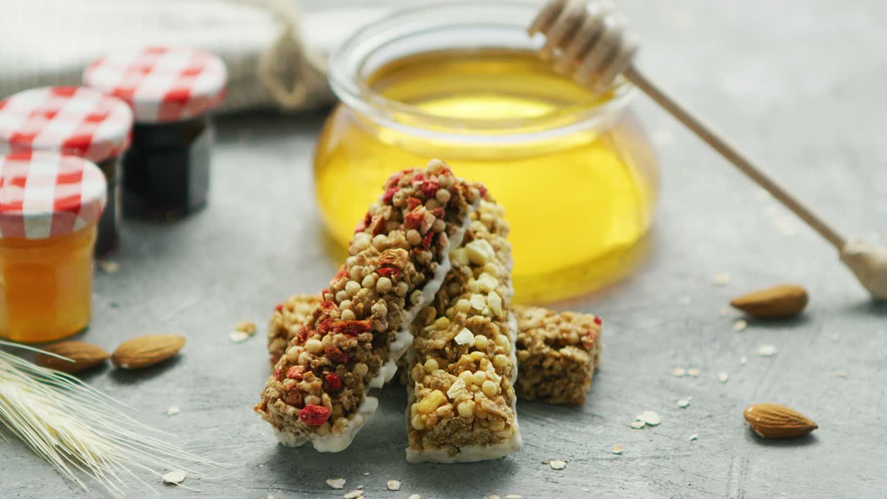 Barrette di cereali e miele in una composizione