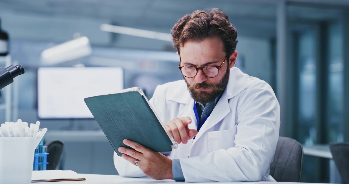 Scienziato che usa un tablet digitale in un laboratorio moderno