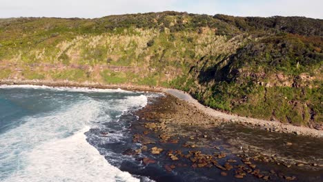 Dron-Aéreo-Costa-Acantilado-Crackneck-Mirador-Matorrales-Y-Turismo-Oceánico-Costa-Central-Nsw-Australia-Bateau-Bay-4k