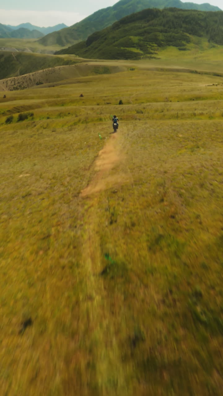 las llantas de motocicleta agitando el polvo como ejemplo de un símbolo vívido de la emoción inherente al motocross extremo