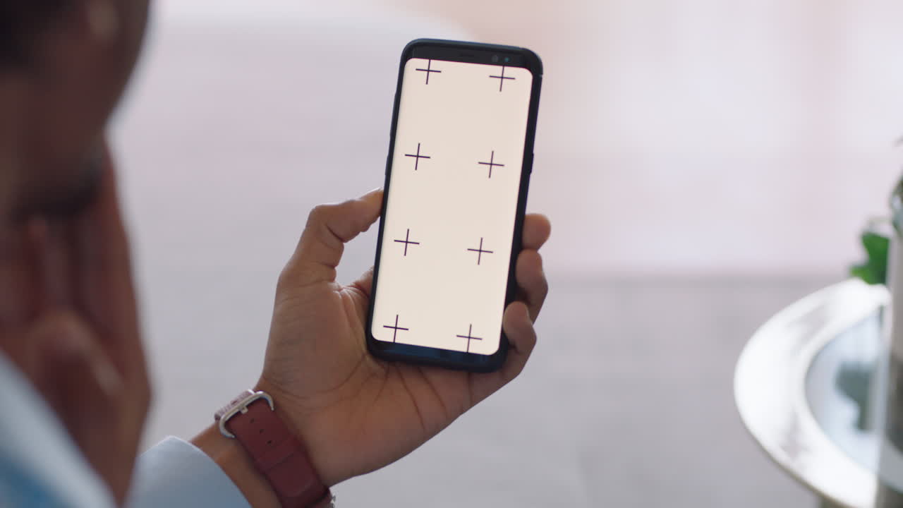젊은 남자가 스마트폰에서 비디오 채팅하고 녹색 화면 공유 연결을 즐기고 휴대 전화 크로마 키 수직 방향을 사용하여 온라인 채팅을하고 있습니다.
