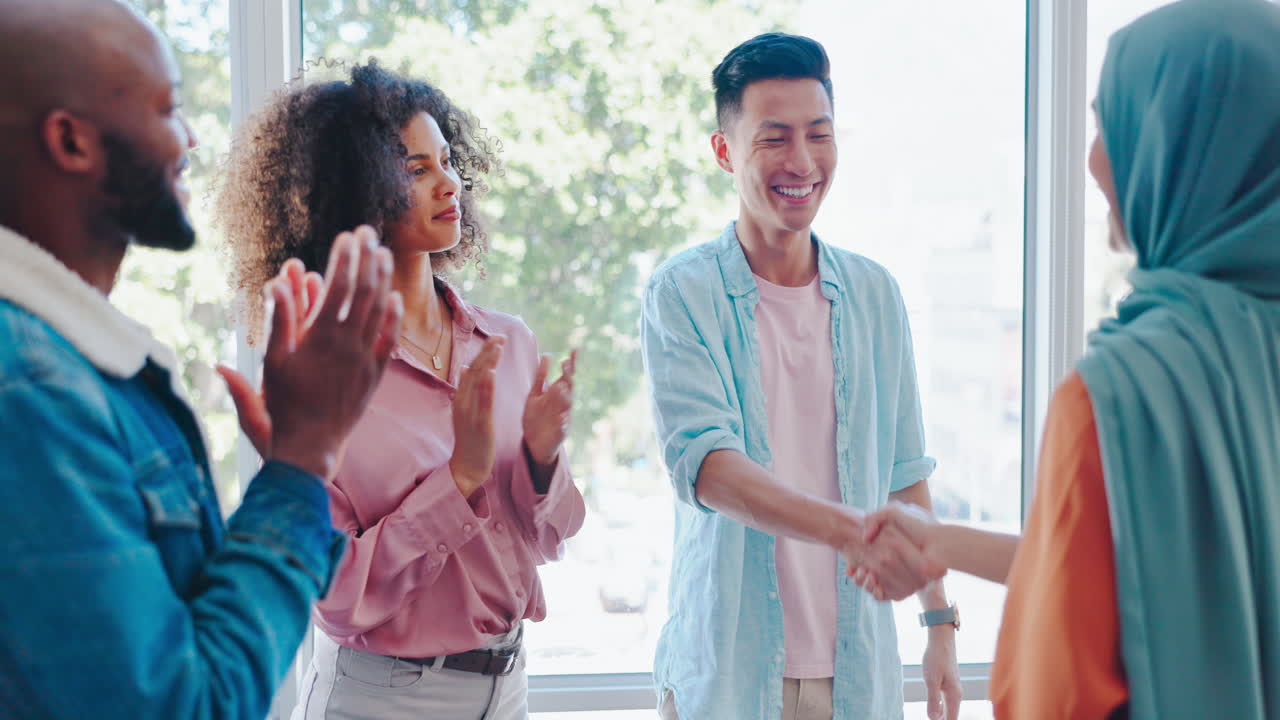 사업가들, 박수와 악수