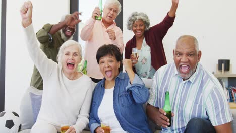 Retrato-De-Gente-Feliz-Y-Diversa-Viendo-Televisión-Con-Cerveza-En-Una-Casa-De-Retiro