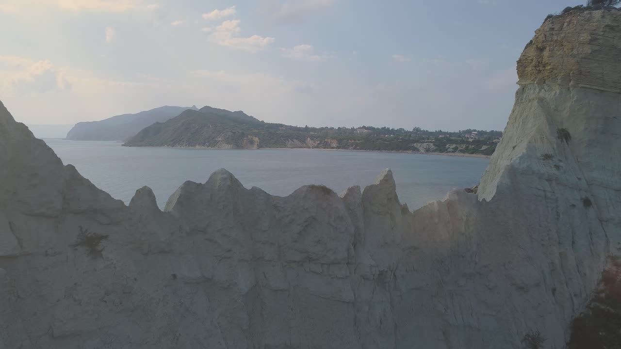 해안 절벽과 조용한 바다 풍경 a