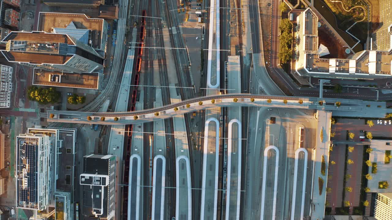 утрехт средневековый европейский центр города с башней дом или центральный железнодорожный вокзал пуст из-за мер по блокировке короны, нидерланды