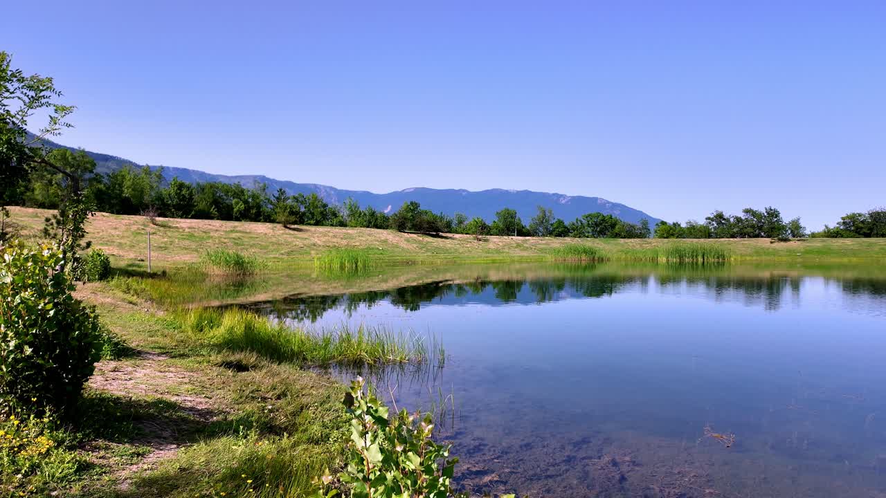un lago tranquilo que refleja las montañas y la vegetación circundantes en un paisaje pintoresco de crimea