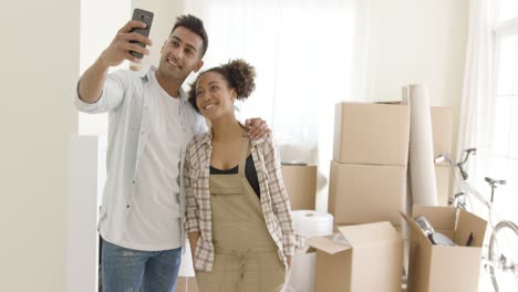 feliz pareja joven posando para un selfie