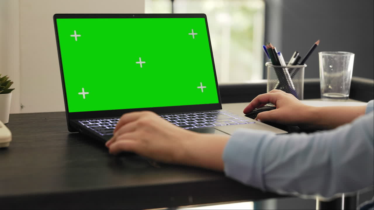 analista donna lavora su laptop