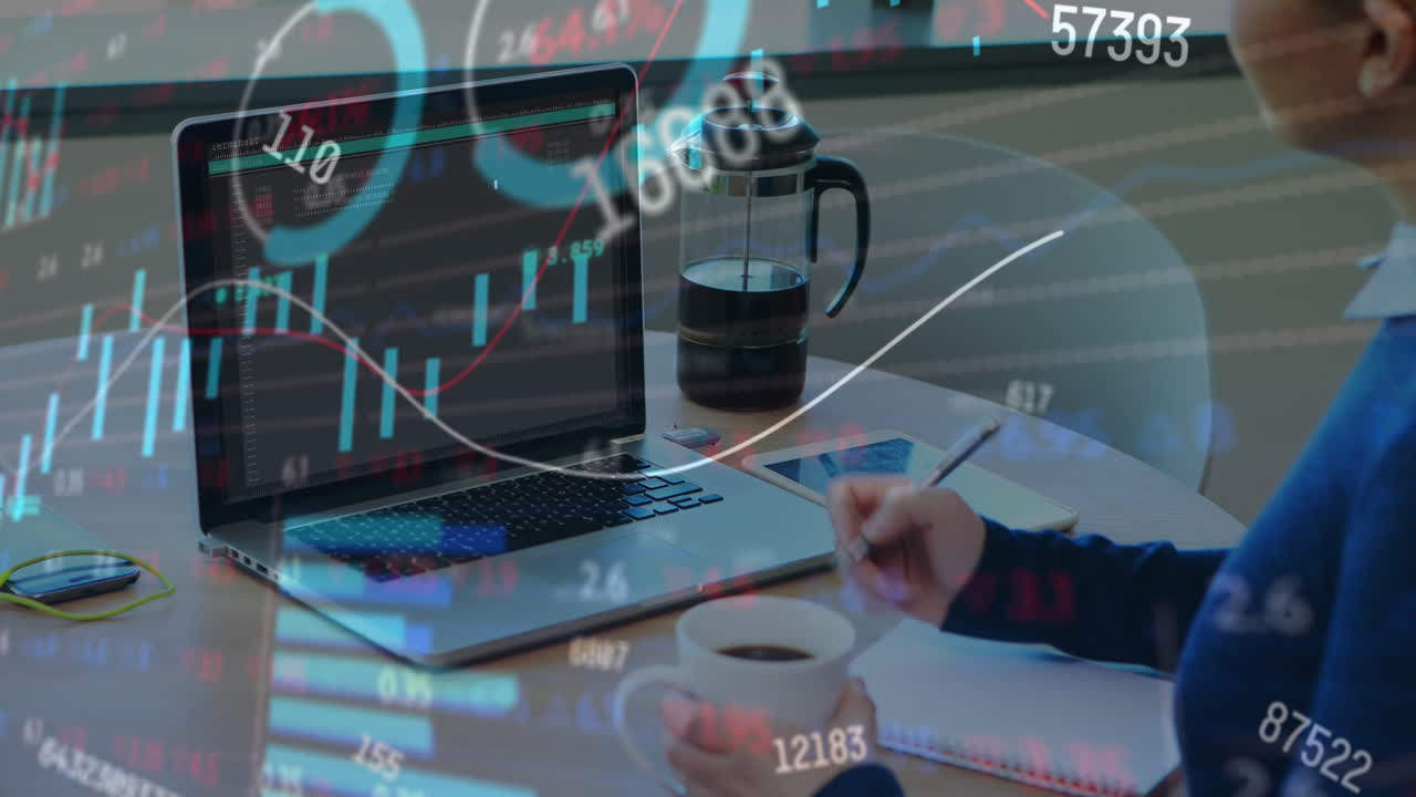 animazione dell'elaborazione dei dati su una donna d'affari caucasica che beve caffè e prende appunti in ufficio.